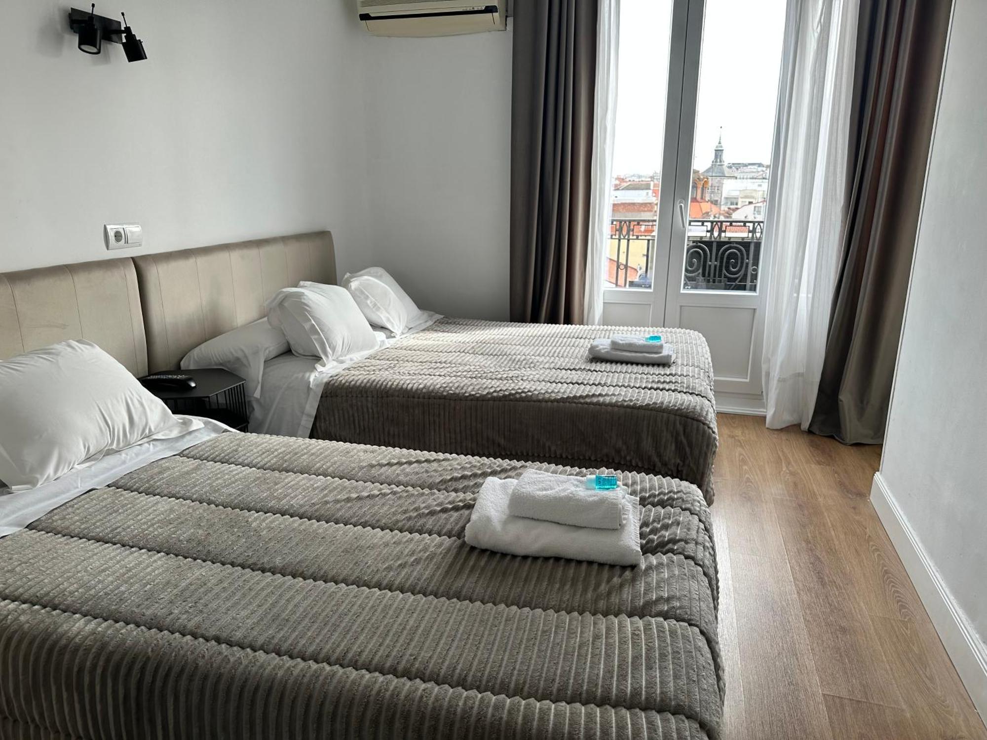 Hostal Besaya Madryt Zewnętrze zdjęcie